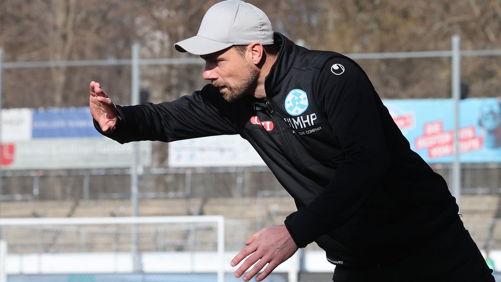 Mit vollem Engagement an der Seitenlinie: Kickers-Coach Marco Wildersinn.Foto: Baumann/Hansi Britsch Mit vollem Engagement an der Seitenlinie: Kickers-Coach Marco Wildersinn.Foto: Baumann/Hansi Britsch