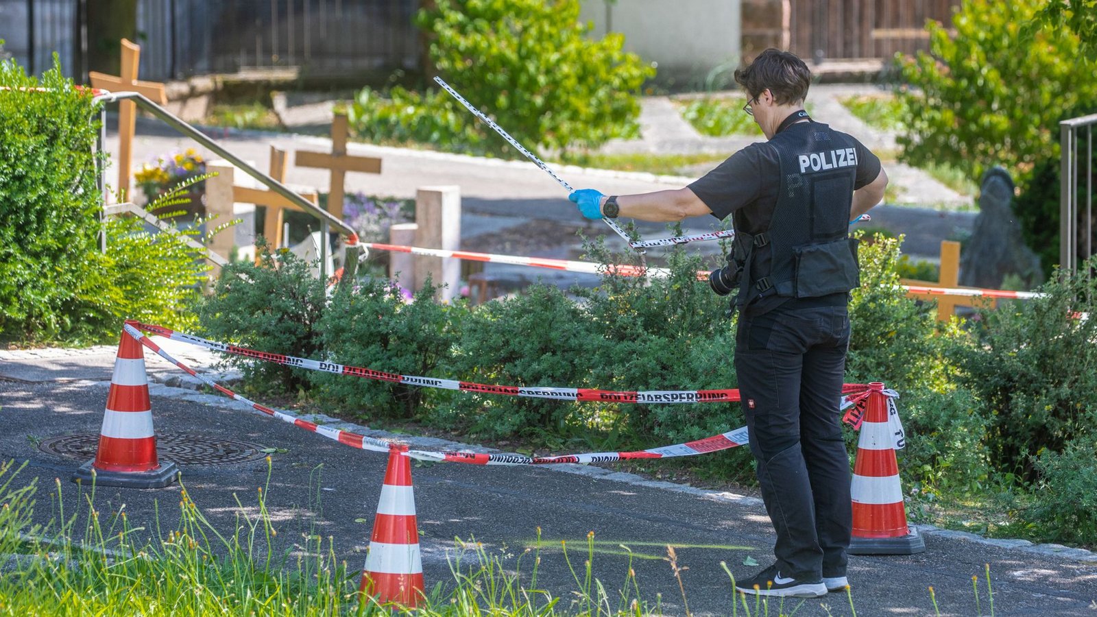 Spurensuche auf dem Friedhof in Altbach.Foto: dpa Spurensuche auf dem Friedhof in Altbach.Foto: dpa