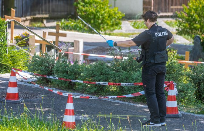 Spurensuche auf dem Friedhof in Altbach.<span class='image-autor'>Foto: dpa</span>