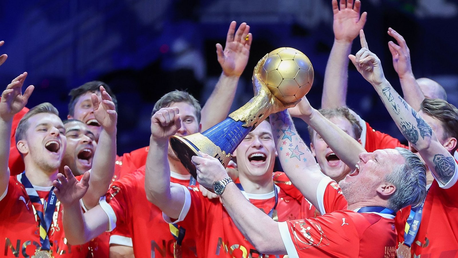 Dänemarks Trainer Nikolaj Jacobsen feiert mit seinen Spielern den erneuten WM-Sieg.Foto: Jan Woitas/dpa