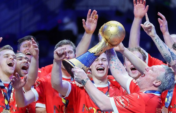 Dänemarks Trainer Nikolaj Jacobsen feiert mit seinen Spielern den erneuten WM-Sieg.<span class='image-autor'>Foto: Jan Woitas/dpa</span>