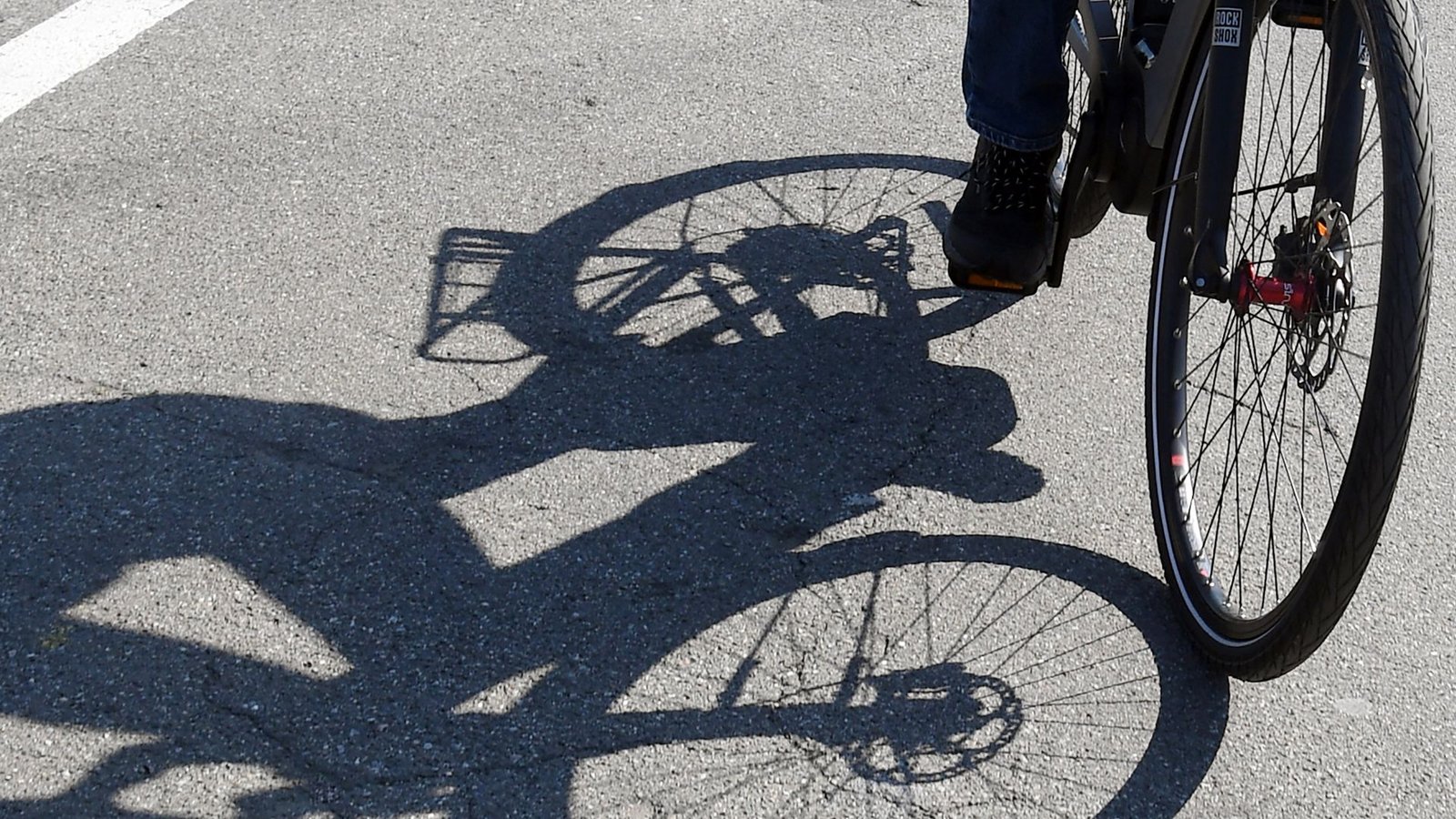 Der Mann blieb mit seinem Fahrrad am Bordstein hängen. (Symbolbild)Foto: dpa/Uli Deck