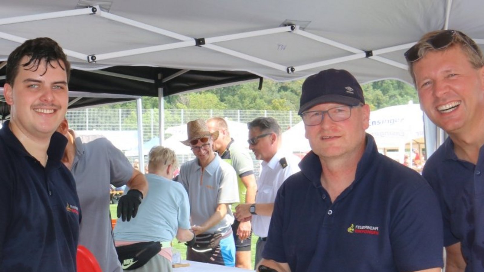 Die Feuerwehrler müssen an der Fritteuse feste schwitzen. Die Feuerwehrler müssen an der Fritteuse feste schwitzen.