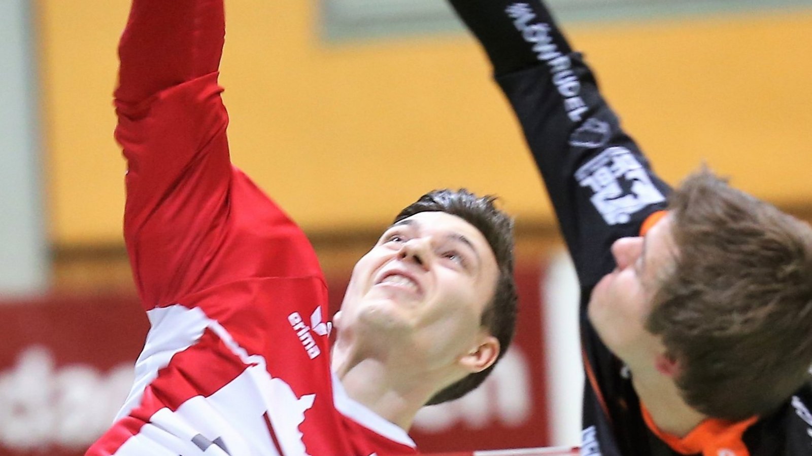 Johannes Jungclaussen behält dank Sprungkraft und Übersicht die Oberhand gegen Nico Stoll und gewinnt mit dem TV Vaihingen auch das Heimspiel gegen den TSV Calw. Foto: Küppers Johannes Jungclaussen behält dank Sprungkraft und Übersicht die Oberhand gegen Nico Stoll und gewinnt mit dem TV Vaihingen auch das Heimspiel gegen den TSV Calw. Foto: Küppers