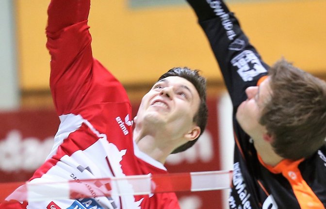 Johannes Jungclaussen behält dank Sprungkraft und Übersicht die Oberhand gegen Nico Stoll und gewinnt mit dem TV Vaihingen auch das Heimspiel gegen den TSV Calw. <span class='image-autor'>Foto: Küppers</span>