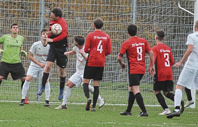 Unglücksrabe Mario Vehlgut (Dritter von links), dem der Ball im eigenen Strafraum an den angelegten Arm sprang, was zu einem Elfmeter für die Sachsenheimer führte. Foto: Nachreiner
