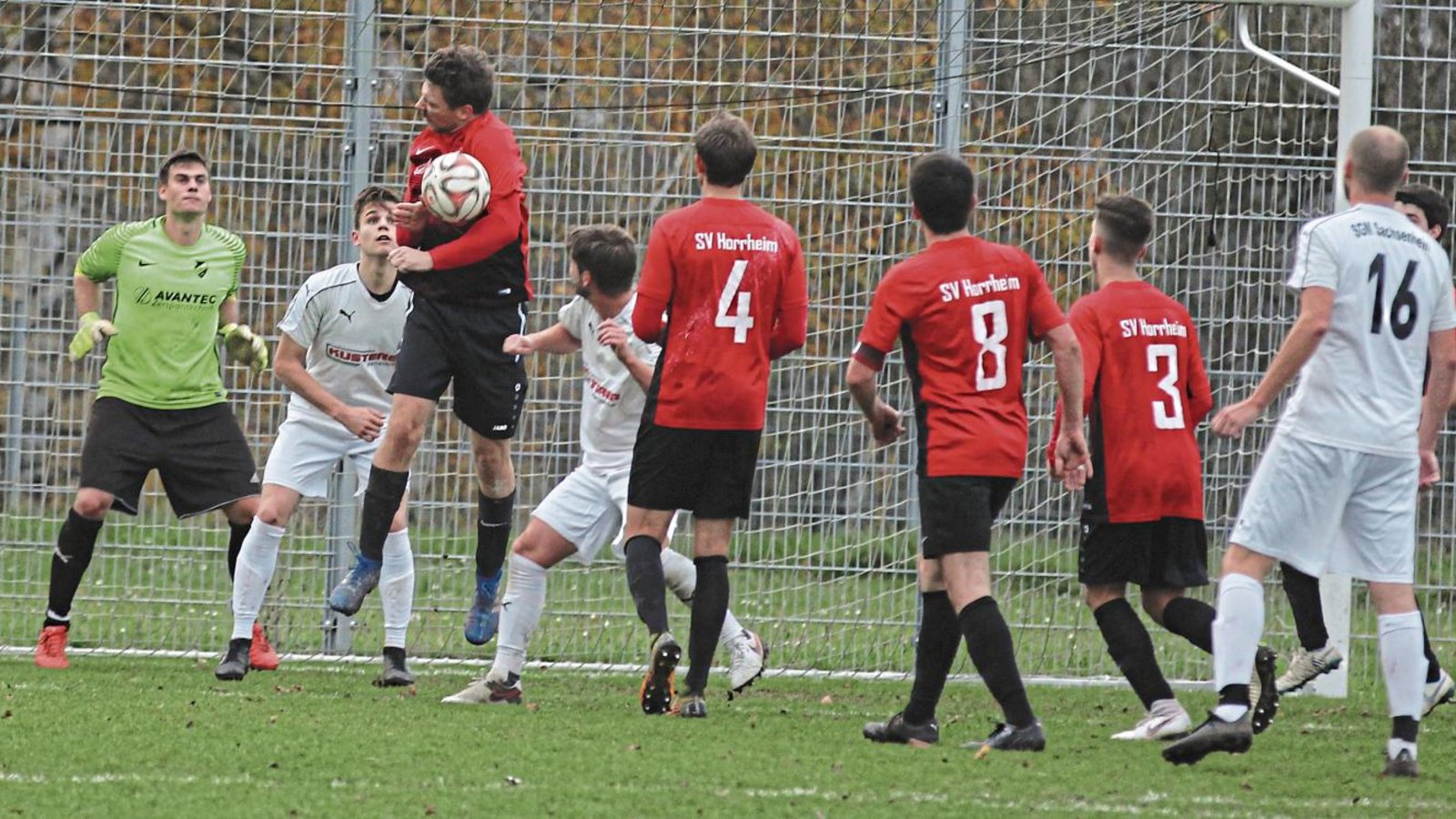 Unglücksrabe Mario Vehlgut (Dritter von links), dem der Ball im eigenen Strafraum an den angelegten Arm sprang, was zu einem Elfmeter für die Sachsenheimer führte. Foto: Nachreiner