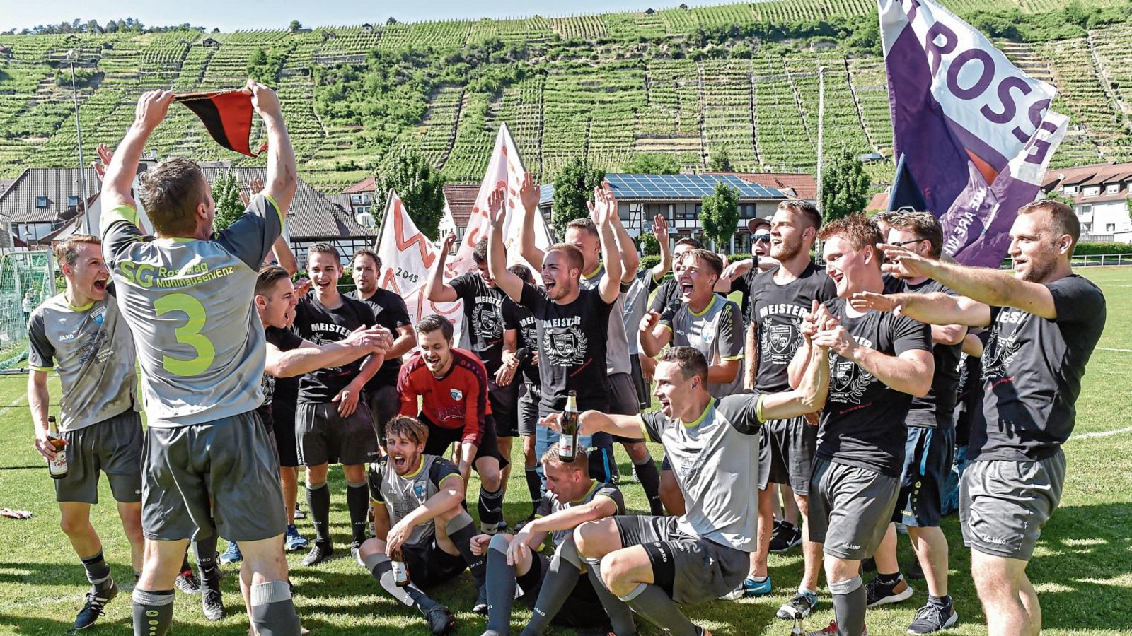 Da ist das Ding: Zusammen mit seinen Mannschaftskameraden feiert Kapitän Benjamin Hiller (Zweiter von links) den Wimpel für den TItelgewinn in der Kreisliga B 7. Foto: Leitner