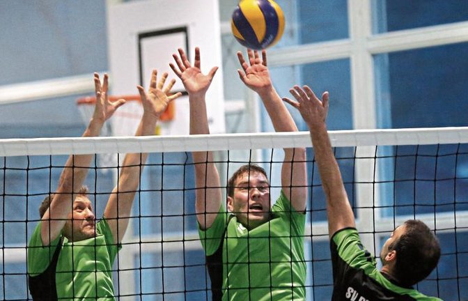 Strecken für den Erfolg: Klaus Huschka und Marco Kühnle (von links) vom SV Iptingen machen sich beim Block besonders lang. Foto: Küppers