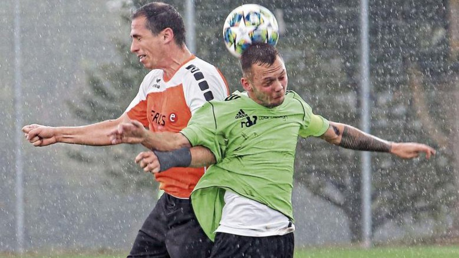 Kapitäne beim Kopfballduell: Iptingens Benjamin Rapp (links) und Walheims Robin Prüller kämpfen bei strömendem Regen um den Ballbesitz. Foto: Küppers