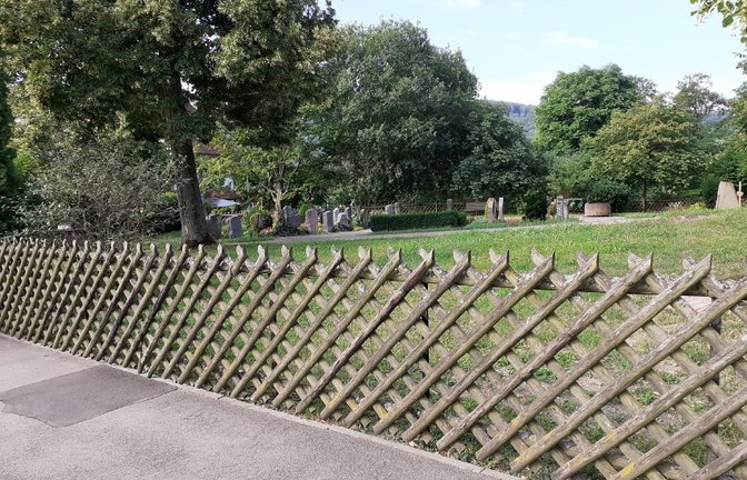 Der Zaun am Spielberger Friedhof sollte dringend instand gesetzt werden.  <span class='image-autor'>Fotos: Glemser</span>
