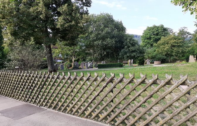 Der Zaun am Spielberger Friedhof sollte dringend instand gesetzt werden.  <span class='image-autor'>Fotos: Glemser</span>