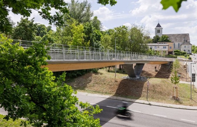 IBA '27-Projekt: Der Steg am Seeblickweg zwischen Neugereut und Steinhaldenfeld, entworfen von Harrer Ingenieure und gebaut von&nbsp; Wolff &amp; Müller, ist auch für den Deutschen Ingenieurbaupreis nominiert.<span class='image-autor'>Jan Potente/Tiefbauamt Stadt Stuttgart</span>