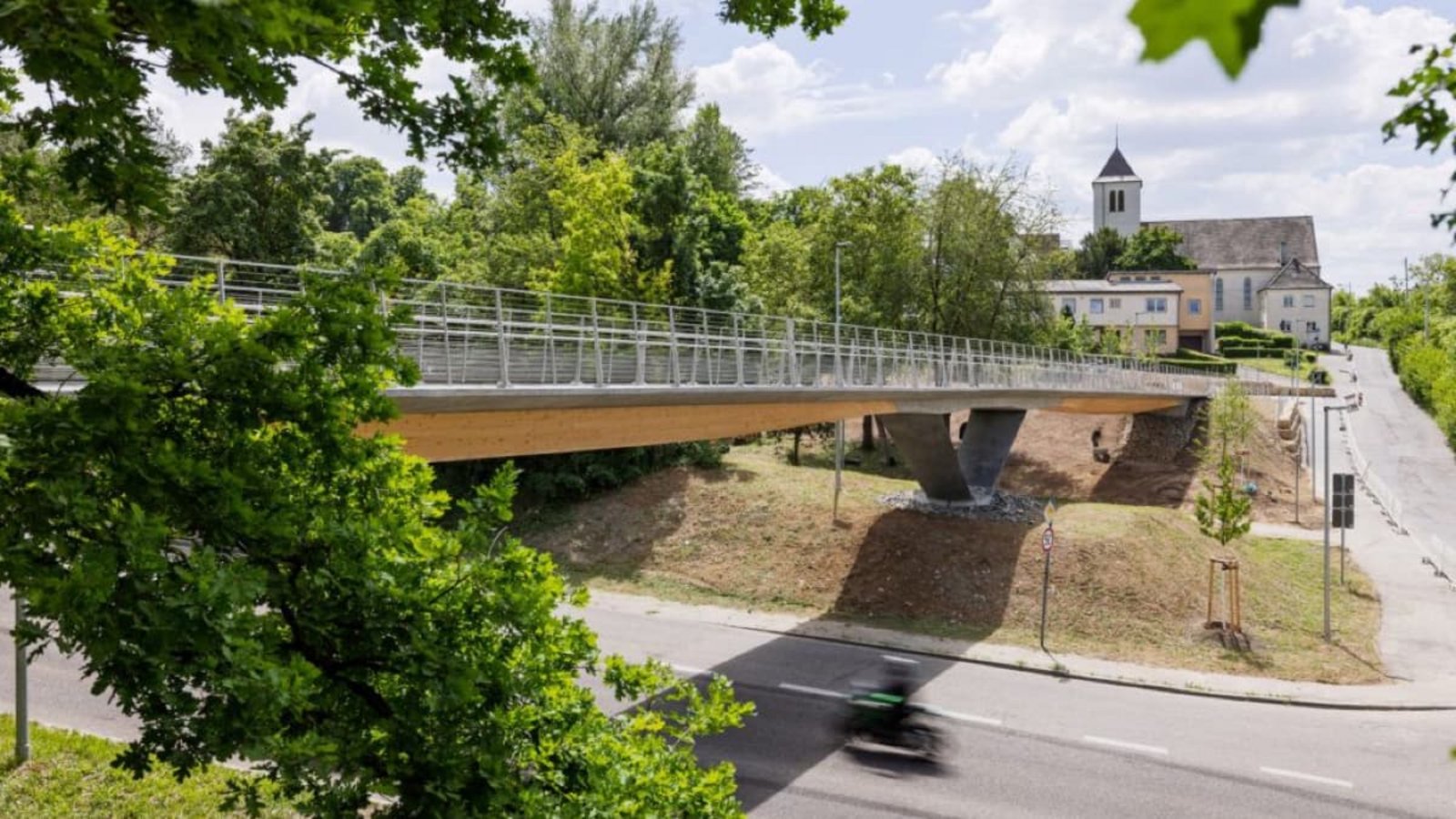 IBA '27-Projekt: Der Steg am Seeblickweg zwischen Neugereut und Steinhaldenfeld, entworfen von Harrer Ingenieure und gebaut von Wolff & Müller, ist auch für den Deutschen Ingenieurbaupreis nominiert.Jan Potente/Tiefbauamt Stadt Stuttgart IBA '27-Projekt: Der Steg am Seeblickweg zwischen Neugereut und Steinhaldenfeld, entworfen von Harrer Ingenieure und gebaut von Wolff & Müller, ist auch für den Deutschen Ingenieurbaupreis nominiert.Jan Potente/Tiefbauamt Stadt Stuttgart