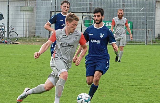 Nicht nur Schalt- und Angelpunkt im Mittelfeld des VfR Sersheim, sondern auch die rechte Hand von Trainer Francesco Antonaci außerhalb des Spielfelds: Eric Schmidtke (links) Foto: Bürkle