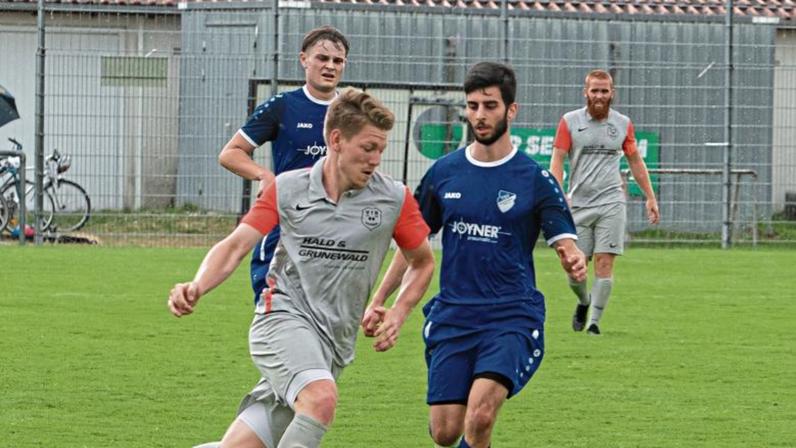 Nicht nur Schalt- und Angelpunkt im Mittelfeld des VfR Sersheim, sondern auch die rechte Hand von Trainer Francesco Antonaci außerhalb des Spielfelds: Eric Schmidtke (links) Foto: Bürkle Nicht nur Schalt- und Angelpunkt im Mittelfeld des VfR Sersheim, sondern auch die rechte Hand von Trainer Francesco Antonaci außerhalb des Spielfelds: Eric Schmidtke (links) Foto: Bürkle