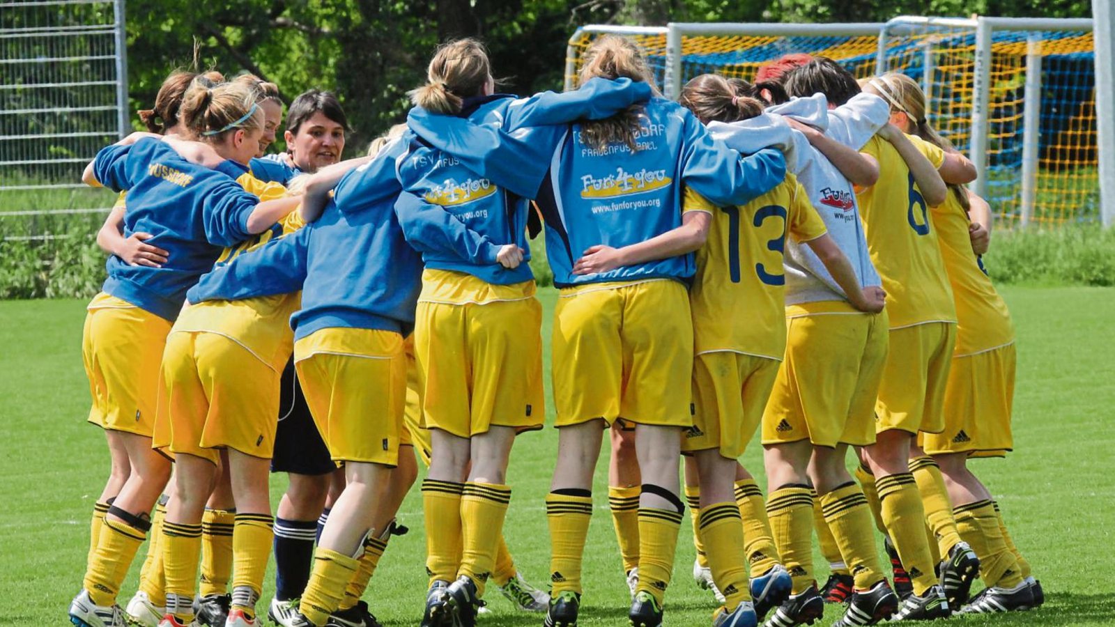 Damals feierte der TSV Nussdorf den Aufstieg in die Regionenliga. Heute muss sich nicht nur die Elf aus dem Hardtwäldle mit Personalmangel auseinandersetzen. Foto: Archiv/Küppers Damals feierte der TSV Nussdorf den Aufstieg in die Regionenliga. Heute muss sich nicht nur die Elf aus dem Hardtwäldle mit Personalmangel auseinandersetzen. Foto: Archiv/Küppers