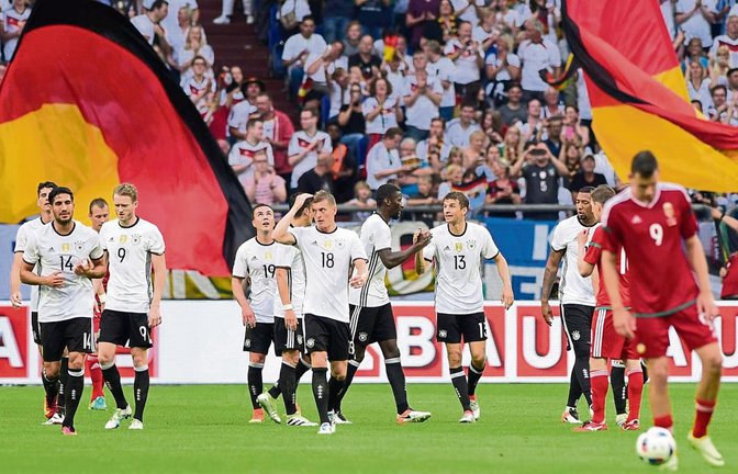 Schwarz, Rot und Gold dürften in den nächsten Wochen nicht nur die Stadien bestimmen – auch in der Heimat fiebern die Fans mit den Nationalkickern mit. Foto: ddp