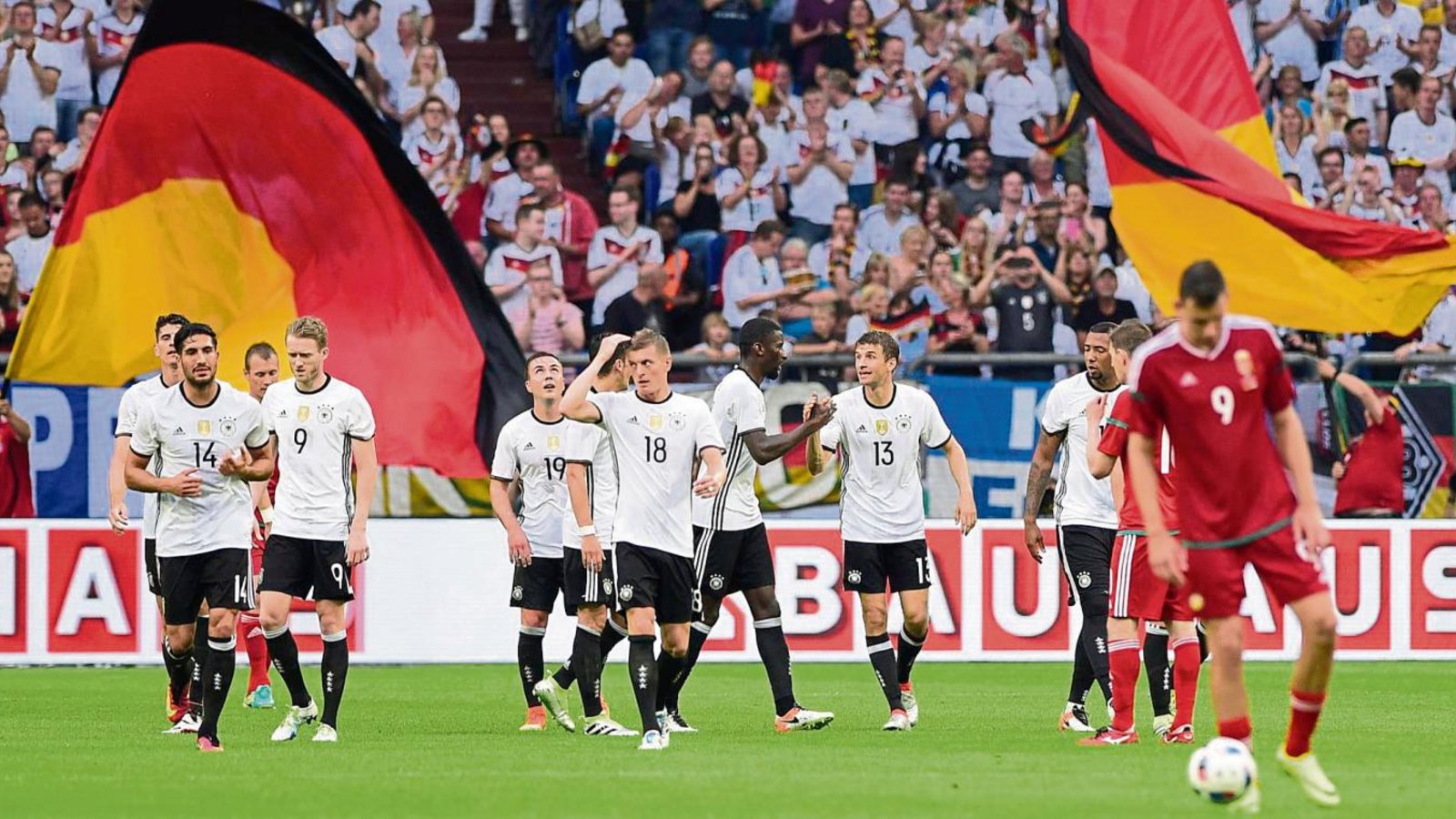Schwarz, Rot und Gold dürften in den nächsten Wochen nicht nur die Stadien bestimmen – auch in der Heimat fiebern die Fans mit den Nationalkickern mit. Foto: ddp