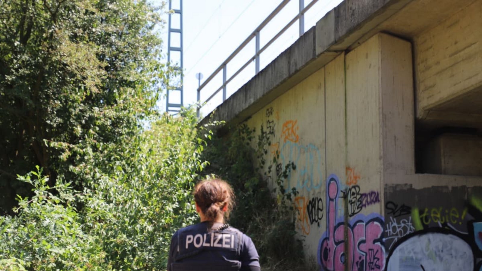 Die wichtige Bahnstrecke zwischen Köln und Düsseldorf war lange gesperrt, nachdem es zu einem Brand in einem Kabelschacht gekommen war. Eine linksextreme Gruppe bekannte sich mittlerweile zu dem Anschlag.Sascha Thelen/dpa Die wichtige Bahnstrecke zwischen Köln und Düsseldorf war lange gesperrt, nachdem es zu einem Brand in einem Kabelschacht gekommen war. Eine linksextreme Gruppe bekannte sich mittlerweile zu dem Anschlag.Sascha Thelen/dpa
