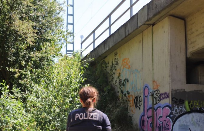 Die wichtige Bahnstrecke zwischen Köln und Düsseldorf war lange gesperrt, nachdem es zu einem Brand in einem Kabelschacht gekommen war. Eine linksextreme Gruppe bekannte sich mittlerweile zu dem Anschlag.<span class='image-autor'>Sascha Thelen/dpa</span>