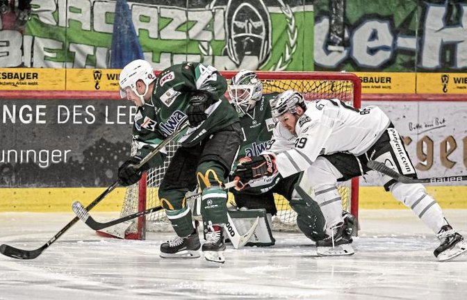 Verteidiger Rob Brown, Goalie Ilya Sharipov (von links) und die Bietigheim Steelers sowie Brett Breitkreuz und die Löwen Frankfurt werden sich nichts schenken. Foto: Simecek