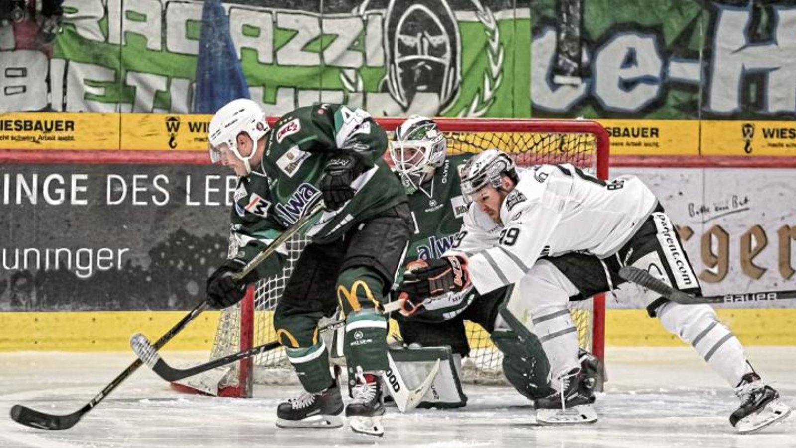 Verteidiger Rob Brown, Goalie Ilya Sharipov (von links) und die Bietigheim Steelers sowie Brett Breitkreuz und die Löwen Frankfurt werden sich nichts schenken. Foto: Simecek
