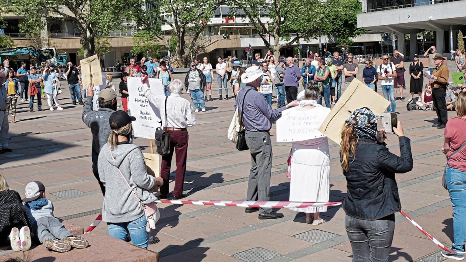 Zwischen 80 und 100 Teilnehmern demonstrierten am Samstagnachmittag auf dem Pforzheimer Marktplatz gegen die Maßnahmen im Zuge der Corona-Politik. Fotos: Friedrich Zwischen 80 und 100 Teilnehmern demonstrierten am Samstagnachmittag auf dem Pforzheimer Marktplatz gegen die Maßnahmen im Zuge der Corona-Politik. Fotos: Friedrich