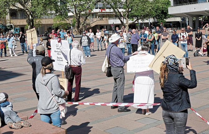 Zwischen 80 und 100 Teilnehmern demonstrierten am Samstagnachmittag auf dem Pforzheimer Marktplatz gegen die Maßnahmen im Zuge der Corona-Politik. Fotos: Friedrich