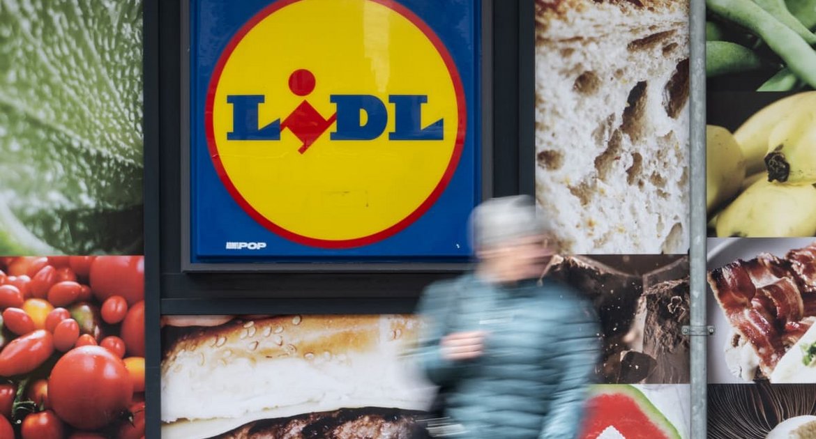 Lidl-Logo: Der Discounter ruft spanische Würste zurück, bei denen die Kühlkette möglicherweise unterbrochen wurde. (Symbolbild)