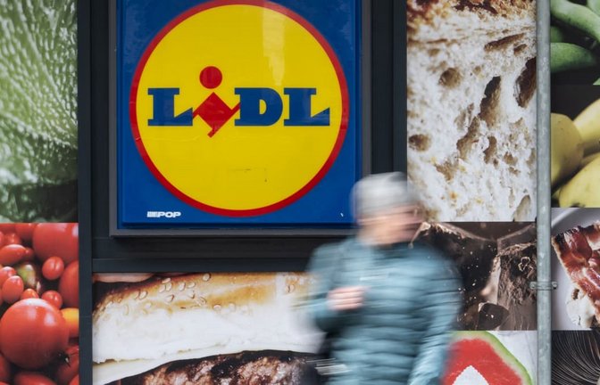 Lidl-Logo: Der Discounter ruft spanische Würste zurück, bei denen die Kühlkette möglicherweise unterbrochen wurde. (Symbolbild)<span class='image-autor'>Marijan Murat/dpa</span>