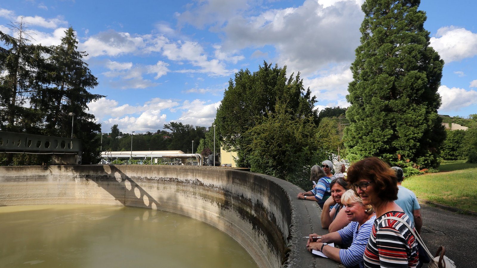 Werden Klärbecken zu Teichen und damit zu Biotopen für eine Vielfalt an Tieren und Pflanzen? Beim zweiten Spaziergang sammeln interessierte Bürger ihre Ideen für die Gartenschau 2029 direkt vor Ort im Häcker-Areal. Fotos: Küppers
