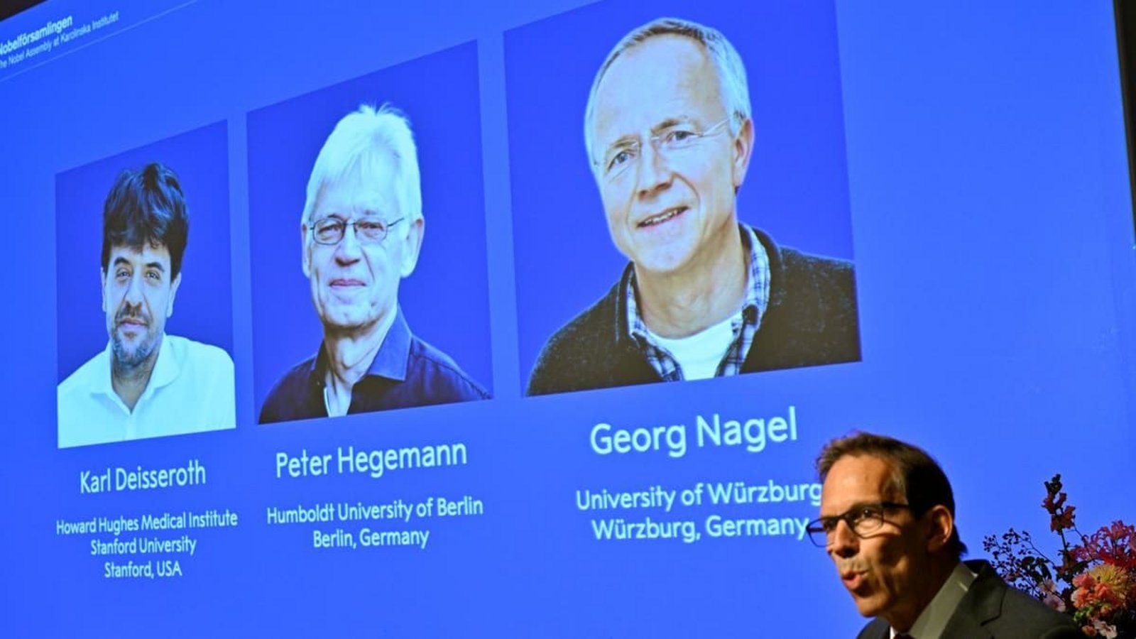 Die Bilder von Karl Deisseroth, Peter Hegemann und Georg Nagel sind auf einem Monitor zu sehen, als ihnen der Nobelpreis für Physiologie oder Medizin 2026 verliehen wird. Dies wird im Rahmen einer Pressekonferenz im Nobel-Forum am Karolinska-Institut in Stockholm, Schweden, bekannt gegeben.Pontus Lundahl/TT News Agency/AP/dpa