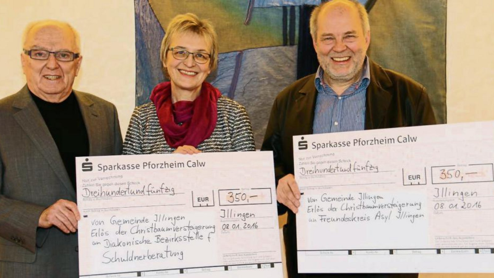 Scheuermann (links) überreicht als Gemeindevertreter Symbolschecks an die Vertreter der Diakonie und des Arbeitskreises Asyl. Foto: Rücker Scheuermann (links) überreicht als Gemeindevertreter Symbolschecks an die Vertreter der Diakonie und des Arbeitskreises Asyl. Foto: Rücker