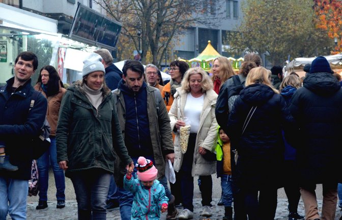 Am Samstagnachmittag füllt sich die Bahnhofstraße mit Menschen. <span class='image-autor'>Fotos: Stahlfeld</span>