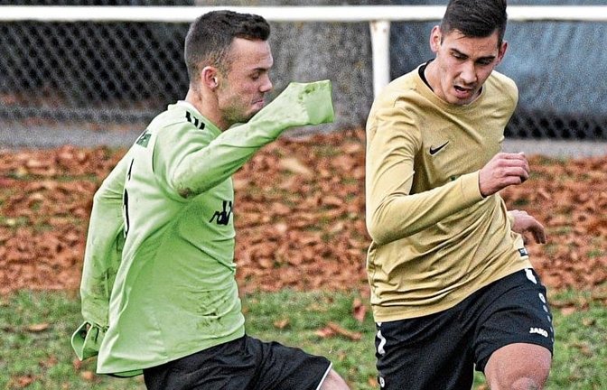 Für die SGM Riexingen (rechts Devrim Namdar) geht es darum, im ersten Spiel des neuen Jahres gegen den TSV Kleinglattbach zu bestehen und den Anschluss nach oben zu halten. Foto: Leitner