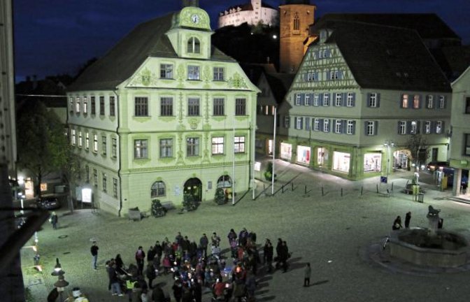 „Ich geh’ mit meiner Laterne, und meine Laterne mit mir ...“ Am Dienstag klingt der Gesang der Kinder des Mina-Lenges-Kindergartens über den Vaihinger Marktplatz. Foto: sr