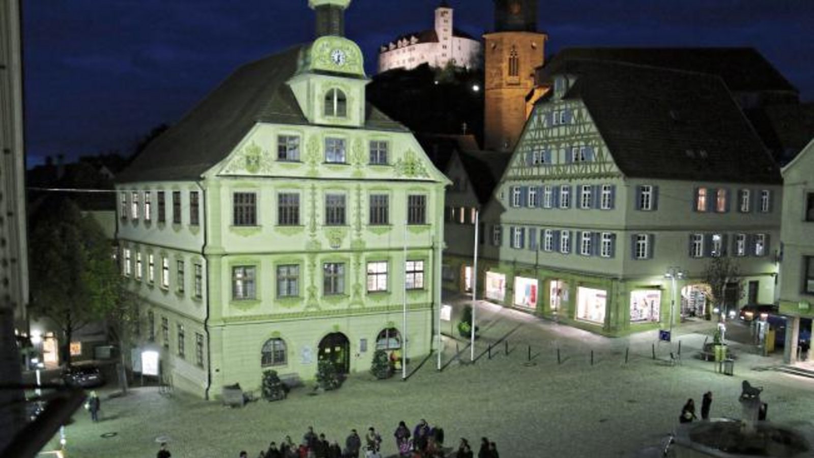 „Ich geh’ mit meiner Laterne, und meine Laterne mit mir ...“ Am Dienstag klingt der Gesang der Kinder des Mina-Lenges-Kindergartens über den Vaihinger Marktplatz. Foto: sr
