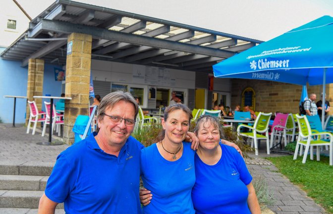Nach der zwölften Saison ist Schluss. Michael und Melanie Senghaas und ihre Mitarbeiterin Alexandra Kobar (rechts) werden beim Helferfest zum letzten Mal ihre Gäste verköstigen.  <span class='image-autor'>Foto: Kalb</span>
