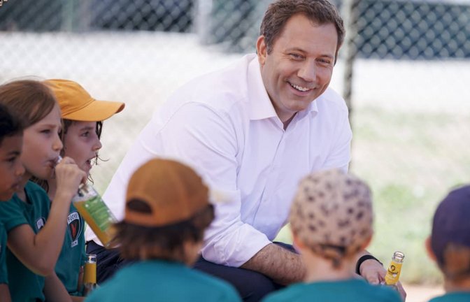 Bundesfinanzminister Lars Klingbeil inmitten einer Berliner Kinderschar: Sie alle könnten von der in seinem Ministerium entwickelten Frühstartrente profitieren - es sei denn, sie sind schon sieben Jahre alt. Dann gehen sie leer aus.<span class='image-autor'>IMAGO/Thomas Trutschel</span>