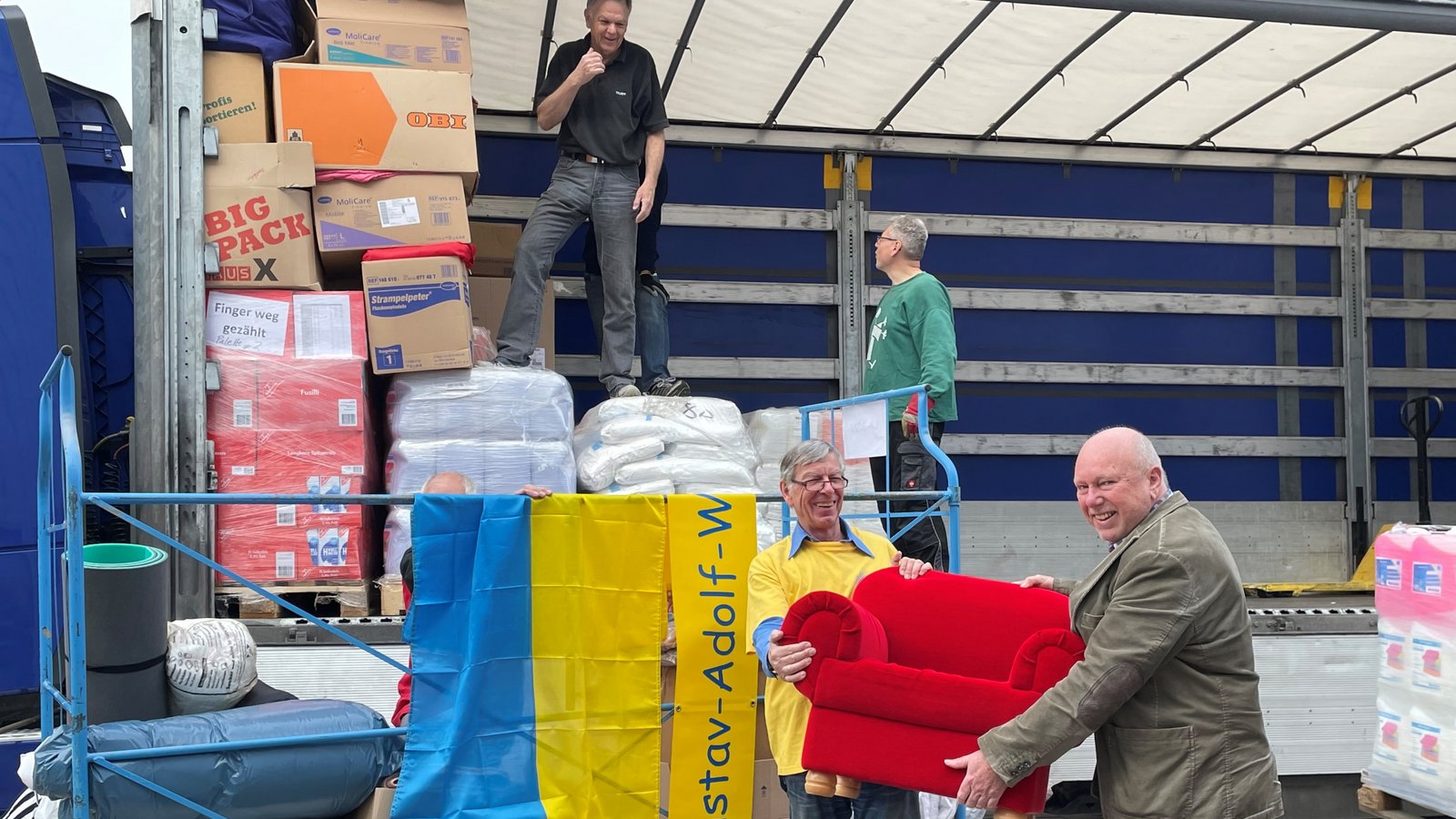 Martin Schmid (rechts) übergibt Ulrich Hirsch einen Kindersessel. Das Möbelstück geht an ukrainische Waisenkinder. Fotos: Stogios Martin Schmid (rechts) übergibt Ulrich Hirsch einen Kindersessel. Das Möbelstück geht an ukrainische Waisenkinder. Fotos: Stogios