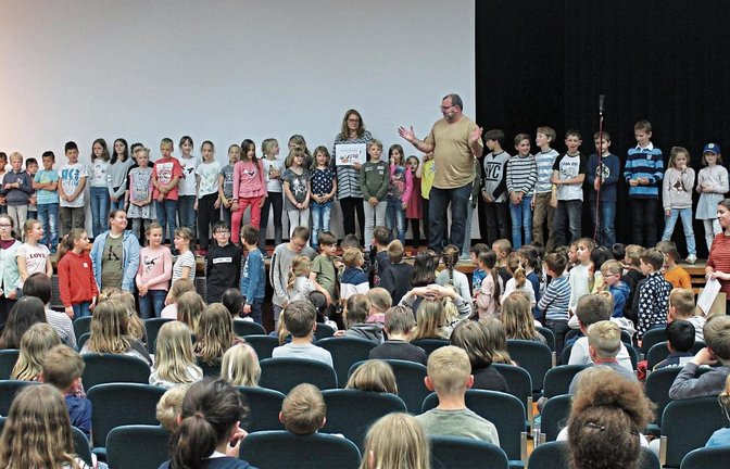 Die Gewinner-Klasse aus Riet mit Pfarrer Hanßmann und Schuldekanin Karle. Foto: Pfisterer