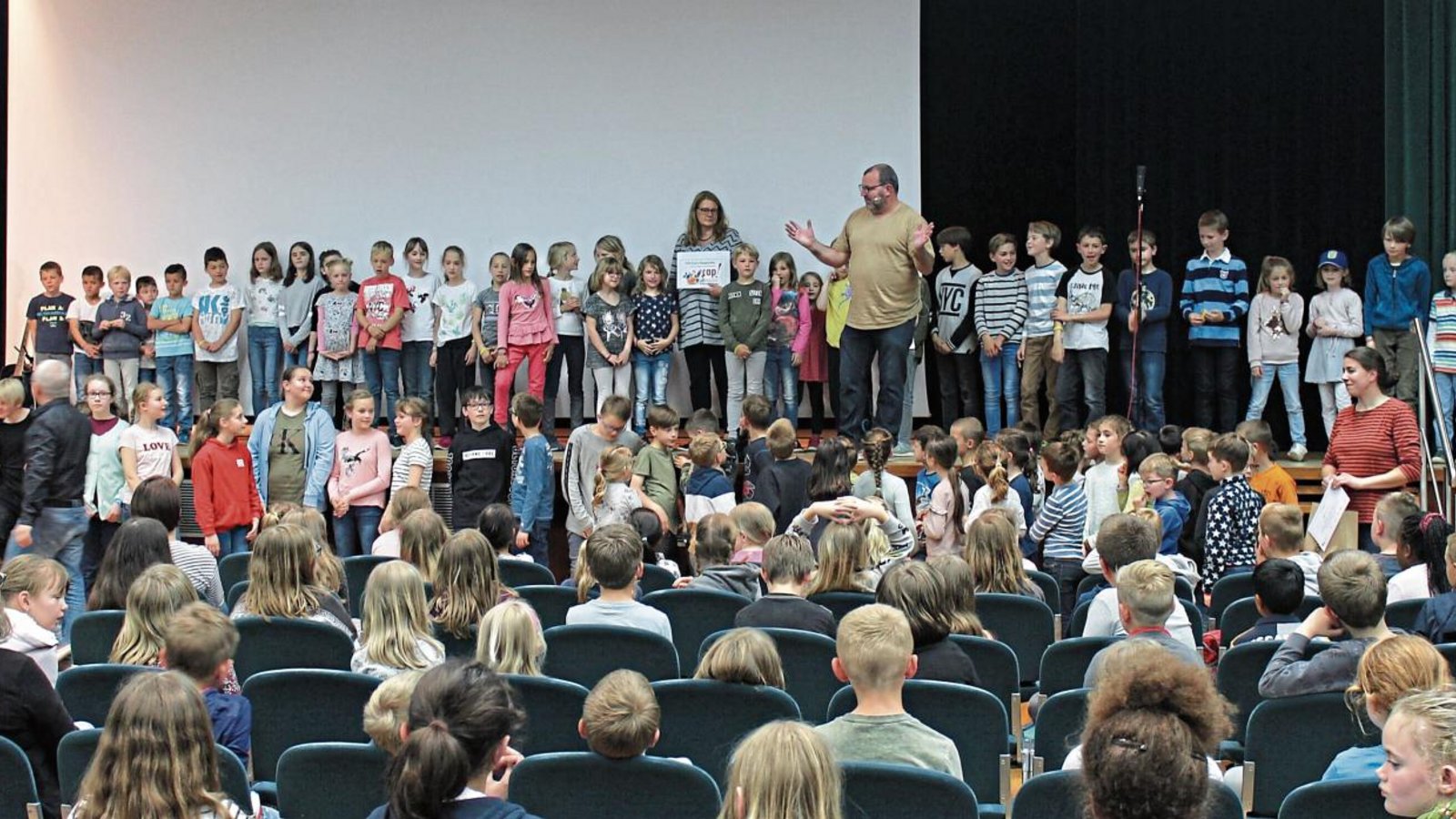 Die Gewinner-Klasse aus Riet mit Pfarrer Hanßmann und Schuldekanin Karle. Foto: Pfisterer Die Gewinner-Klasse aus Riet mit Pfarrer Hanßmann und Schuldekanin Karle. Foto: Pfisterer