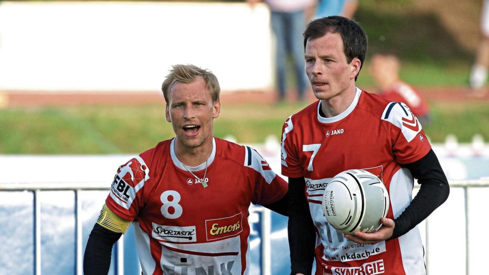 Mit dem Verlauf der Saison für die Vaihinger Faustballer zufrieden: Kapitän Daniel Wörsinger und Marco Lochmahr (von links) Foto: Küppers