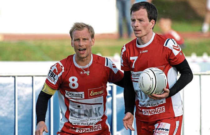 Mit dem Verlauf der Saison für die Vaihinger Faustballer zufrieden: Kapitän Daniel Wörsinger und Marco Lochmahr (von links) Foto: Küppers