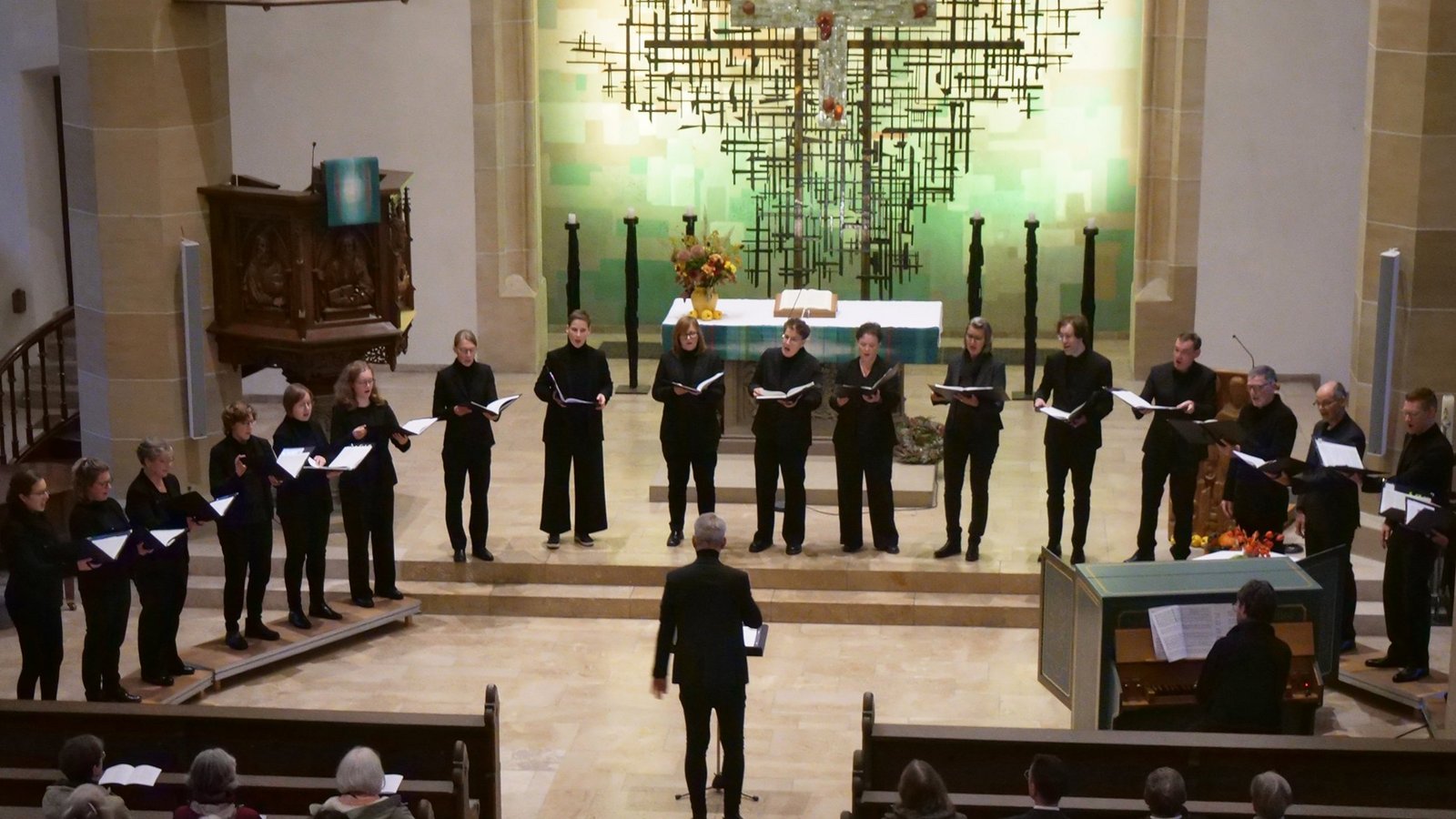 Das Vokalensemble Ulmer Münster ist am Sonntagabend in der Vaihinger Stadtkirche zu Gast und offeriert gemeinsam mit Bezirkskantor Sören Gieseler eine stimmungsvolle Abendandacht.  Foto: Friedrich