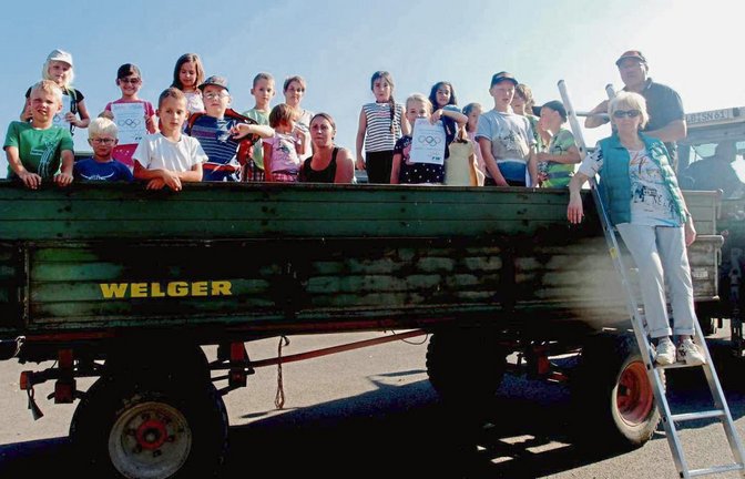Sersheimer Kinder mit dem Traktor auf Tour. Foto: p