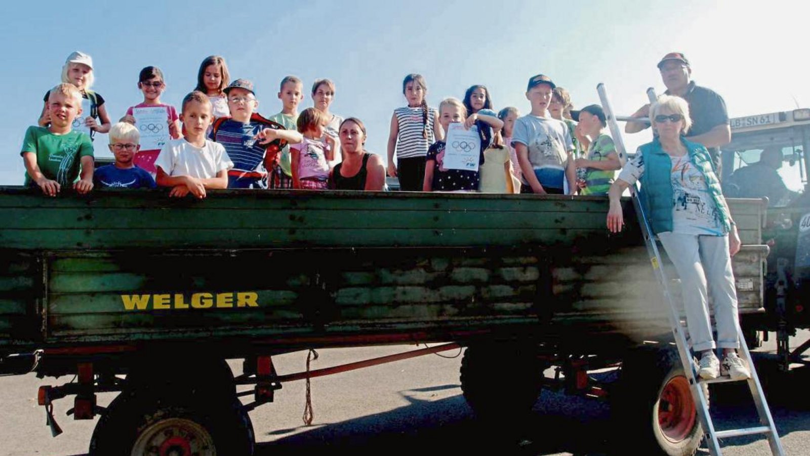 Sersheimer Kinder mit dem Traktor auf Tour. Foto: p Sersheimer Kinder mit dem Traktor auf Tour. Foto: p