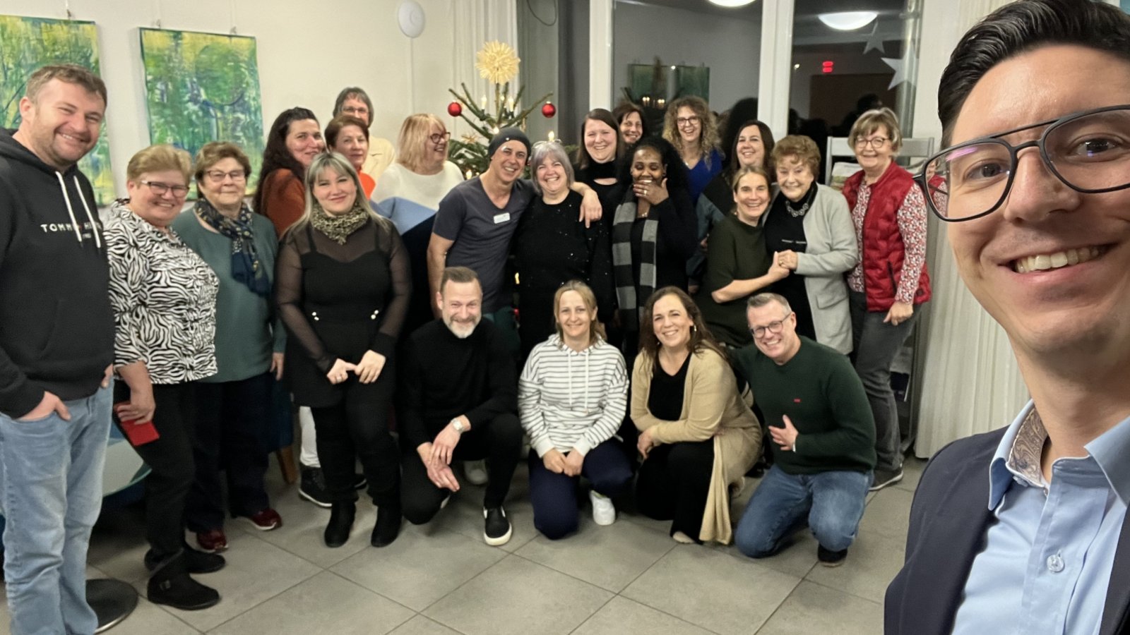 Gruppenbild mit Hausdirektor Michael Dohrmann (rechts): das Schlösslesgarten-Team. Foto: p Gruppenbild mit Hausdirektor Michael Dohrmann (rechts): das Schlösslesgarten-Team. Foto: p