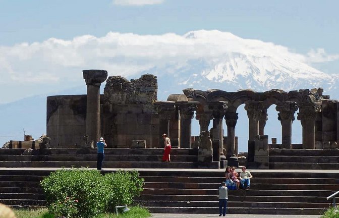 Der Tempel Zvarnots war ein Ziel der deutschen Reisegruppe. Im Hintergrund ist der Berg Ararat zu sehen. Fotos: Gratz